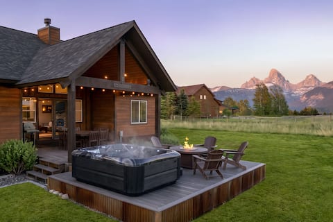 Huge Chalet - Epic Views, Theater, Hot Tub, & Gym!