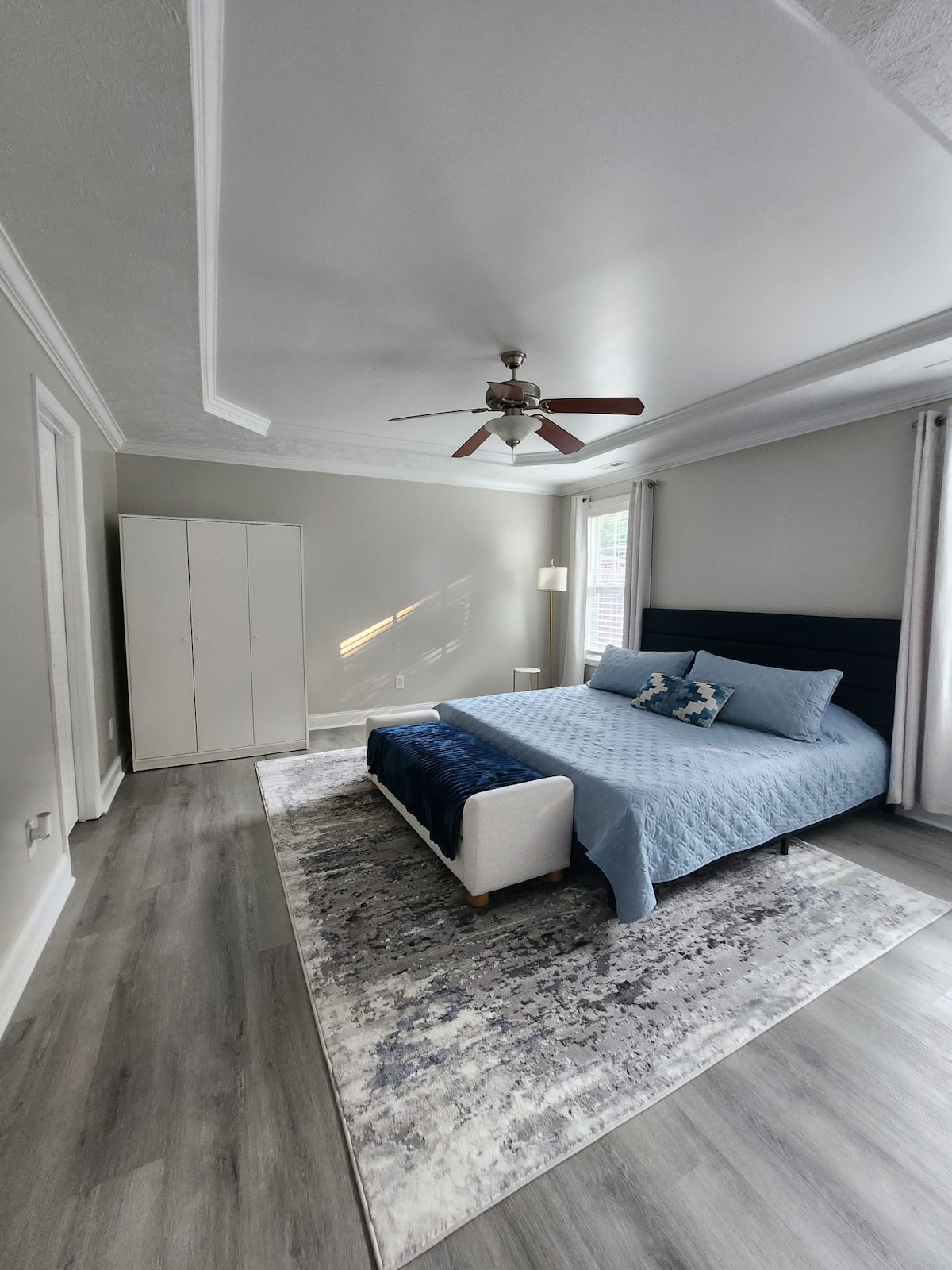 Hlavná izba s manželskou posteľou.