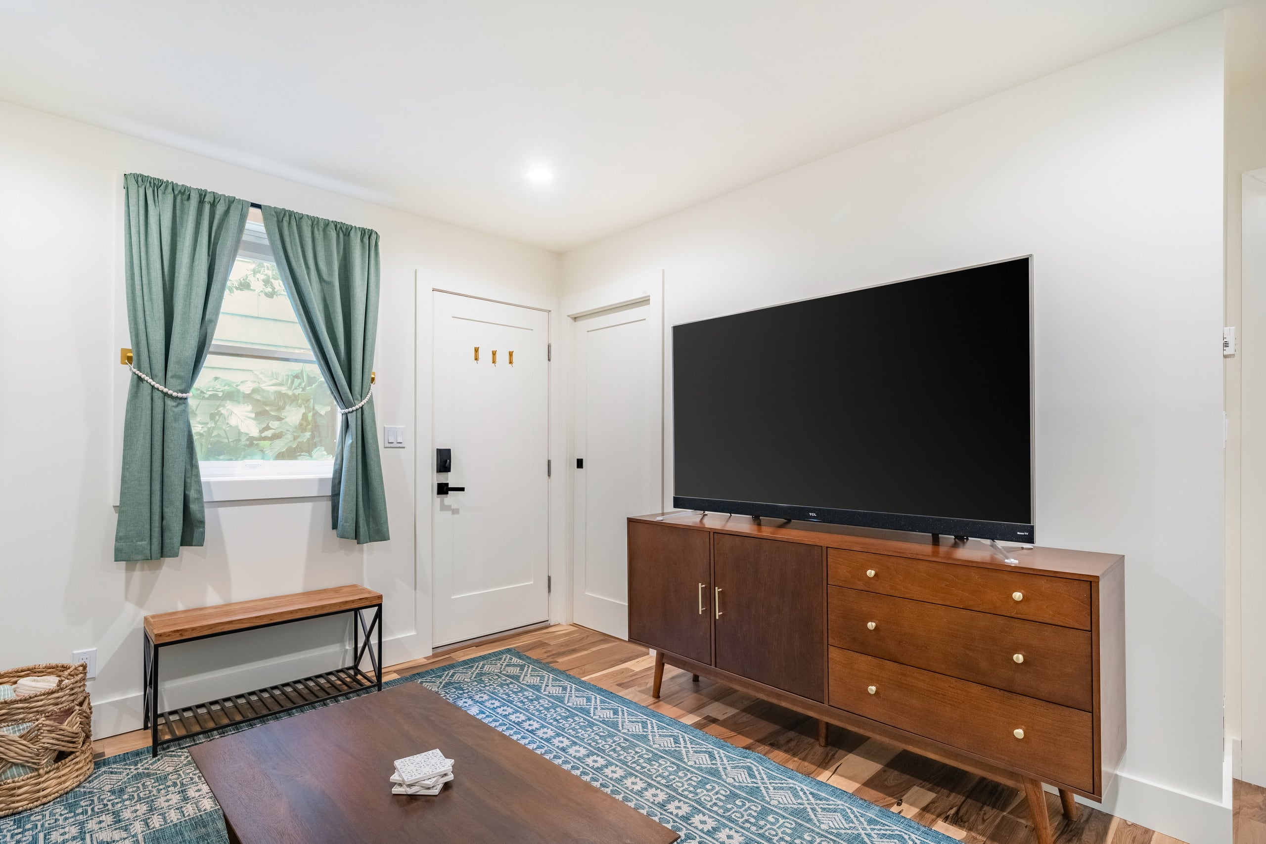 Brand-new, Cheery & Private Flat w/ Outdoor Patio - Image 4