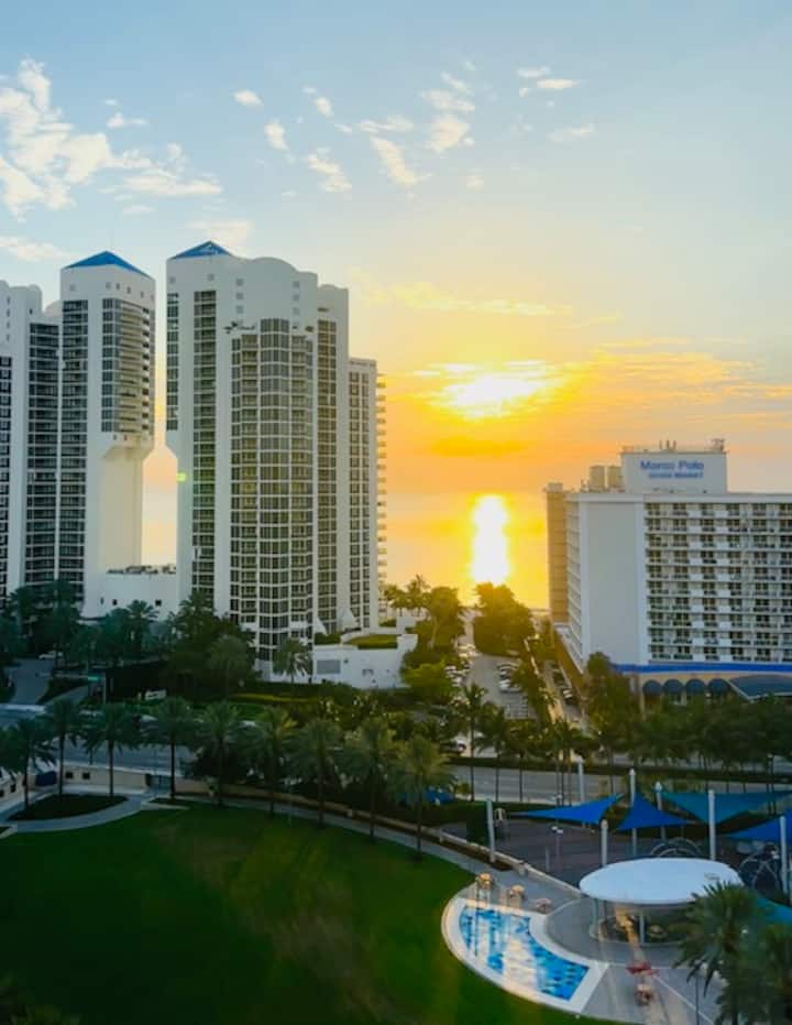 Sunny Isles Beach Condo W/ Ocean View Free Parking - Aventura, FL