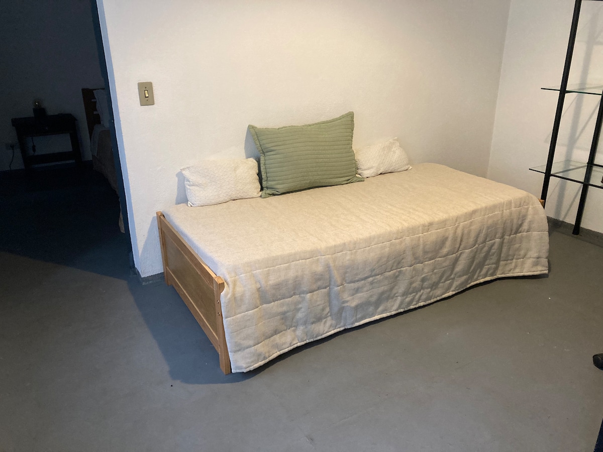 เตียงสองชั้นในห้องทำงานติดกับห้องนอน