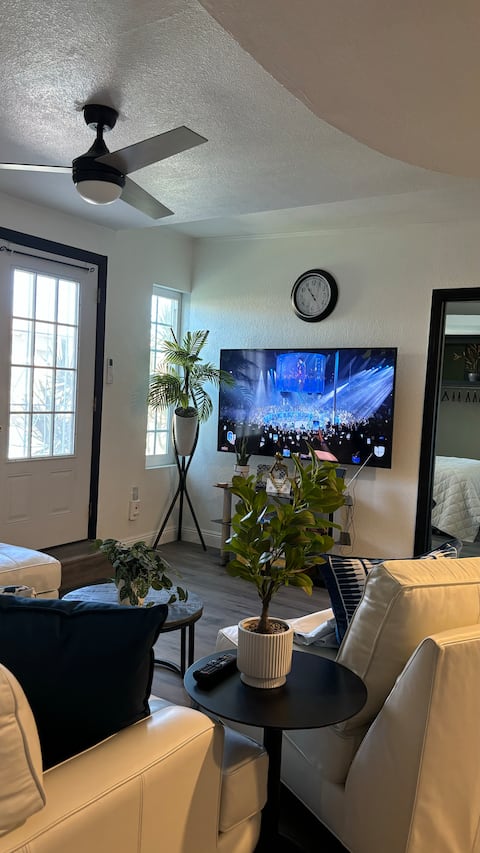 Popular Airbnb listing: Centrally Located Breezy Guesthouse with Pool in Downey