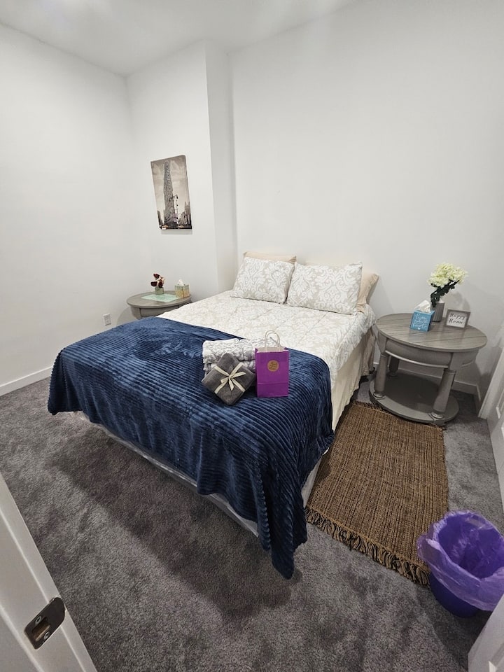 Hiki ndicho chumba ambacho ungekuwa unakaa kwenye tangazo hili. Ina kabati kubwa na iko karibu na bafu kamili. Hiki ni chumba cha kulala cha ghorofa ya kwanza. 