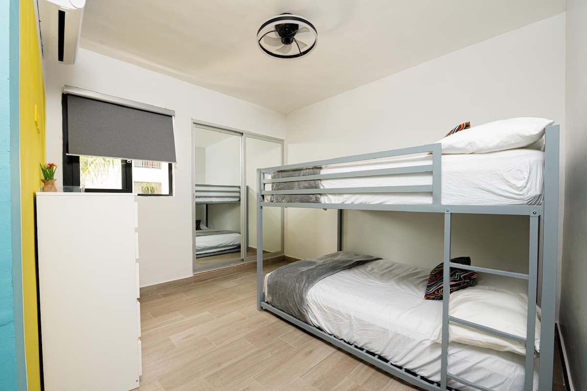  krevat marinar me 2 krevate dopio "queen", ventilator tavani, ajër të kondicionuar dhe perde që errësojnë dhomën. 