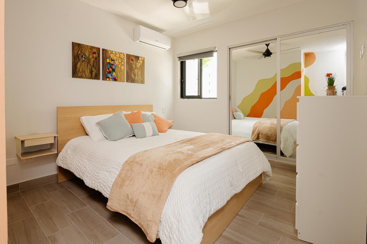 Krevat dopio "queen", dollap , ventilator tavani "A/C" dhe "black out".