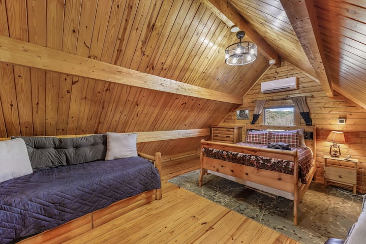 Roshani: Kitanda cha ukubwa wa malkia kilicho na televisheni, kinachotumika kama eneo la kulala la tatu lenye starehe.