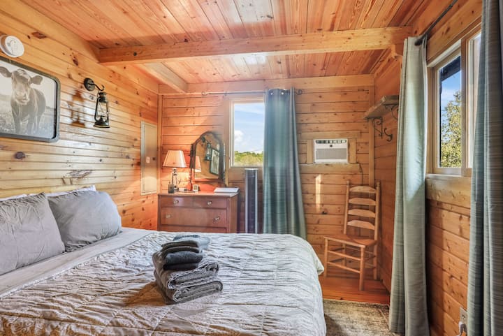 Kitanda cha Malkia katika chumba cha kulala #2