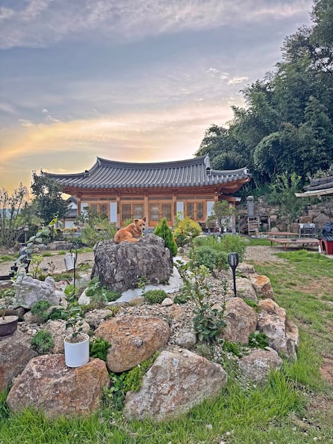 Annex of Eolwoojae: Gudel Ondol, indoor jjjigjeok bathtub for 2-3 people, kitchen, queen bed, barbec