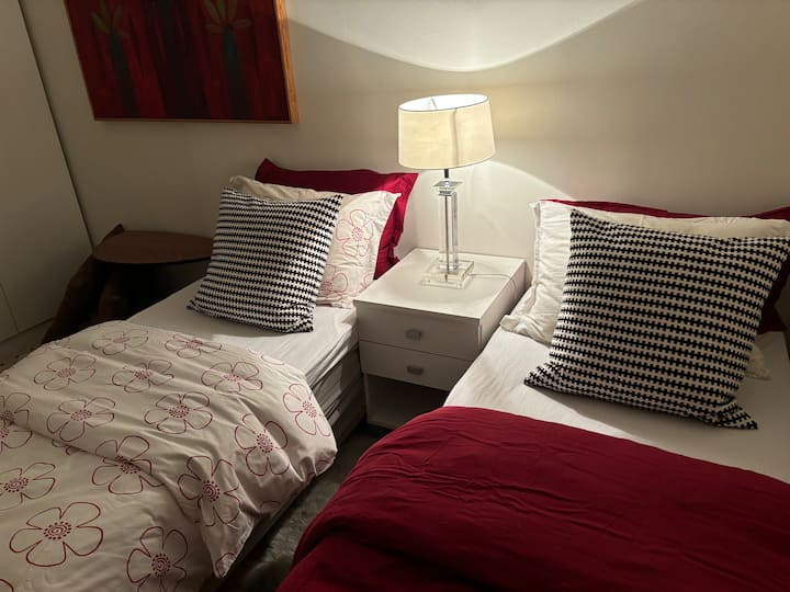 Леглата могат да се комбинират в двойно легло. Гардероб с рафтове и закачалки на ваше разположение. Прахосмукачка и завеса в килера. Завеси и щори. 