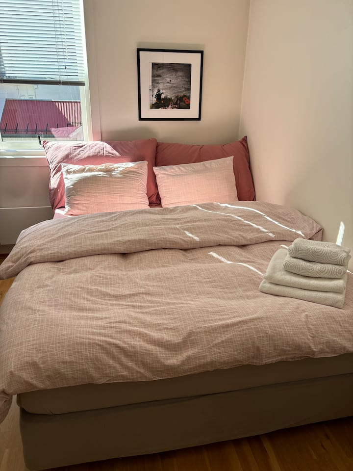 Стаята разполага с рафт и гардероб със закачалки. Допълнителни кърпи в шкафа. Хамънд орган.