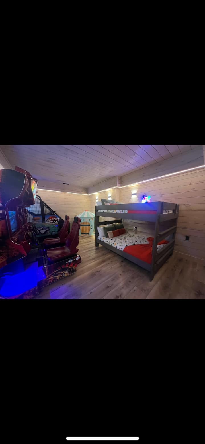 Want to game all night? Now you can with this queen/queen bunk bedroom