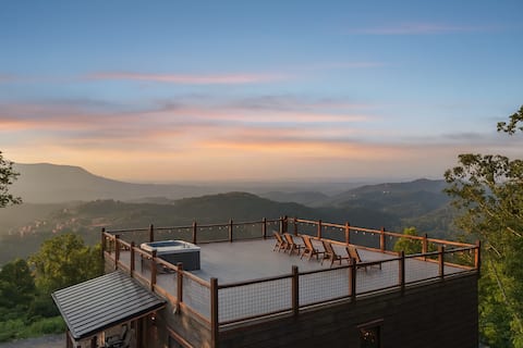 Luxury Haven: Breathtaking Views ~ Bowling ~ Golf!