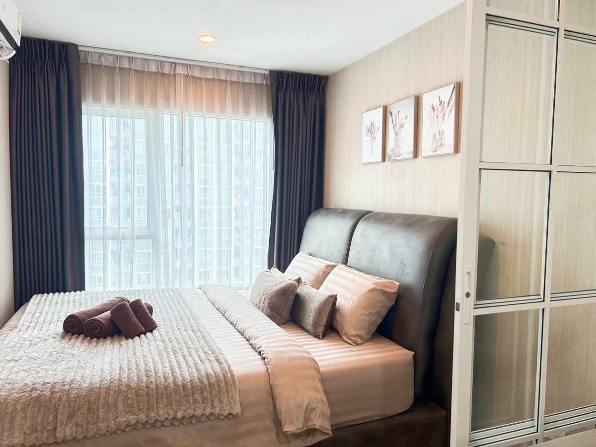 استرخ بشكل مريح على السرير الكبير مع وسائد ناعمة وملاءات عالية الجودة. استمتع بإطلالة رائعة على حمام السباحة من نافذة غرفة النوم.