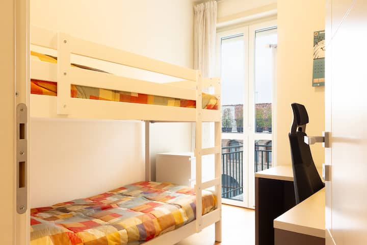 ห้องนอน 2 พร้อมเตียงปราสาท

• หมอนและผ้าห่มเสริม 
• Finestrato
• ระบบทำความร้อน
• Wi-Fi
• โต๊ะทำงาน
