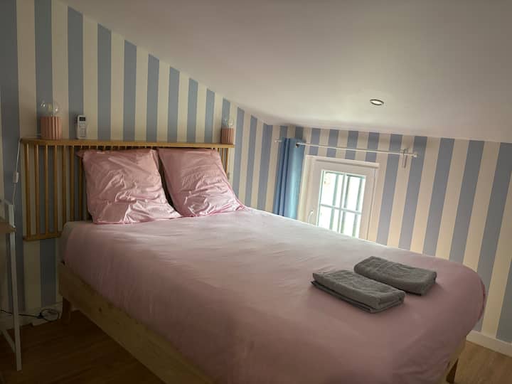 Двойно легло 140 см
Тази стая се намира в по-големия от двата апартамента. 