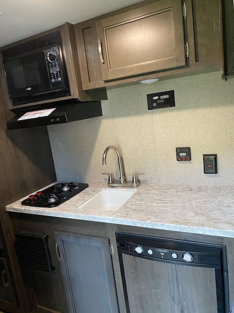 Top performing Airbnb: New Jayco trailer with comfy queen bed in Aldergrove