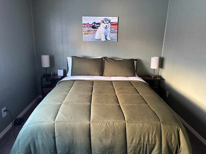 Esta habitación tiene una cama queen size. Además, esta habitación también tiene una cuna plegable, que se almacena debajo de la cama, para un huésped adicional.