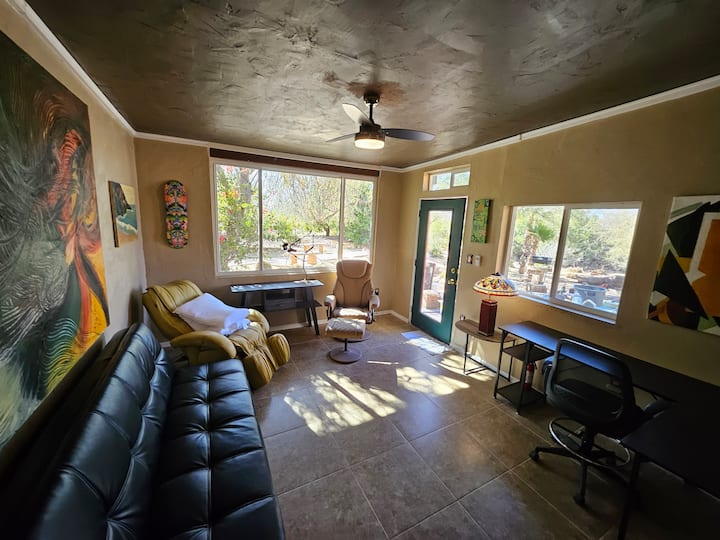 นี่คือห้องนั่งเล่น/ห้องทำงานและมีเก้าอี้นวด 2 ตัวเตียงฟูกแบบพับเก็บได้และโต๊ะทำงาน  มองเห็นวิวสวยๆได้จากหน้าต่างบานใหญ่ 