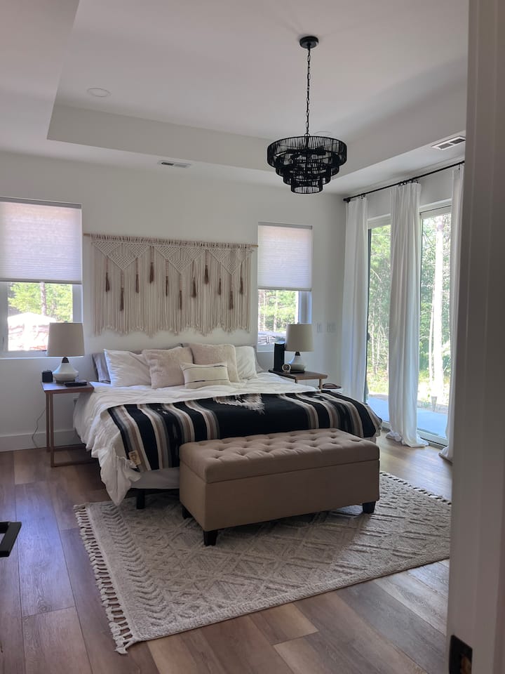 ملاذ الجناح الرئيسي مع حمام داخلي. فناء خاص وحوض استحمام ساخن خارج الباب. تلفزيون ذكي 55 بوصة. يمكن تقسيم سرير كينج إلى سريرين توأمين ويمكن أن يستوعب زوجين أو شخصين. سرير قابل للتعديل وبياضات عالية الجودة.