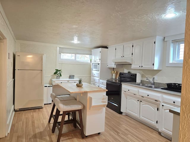 Cozy University Lower Suite