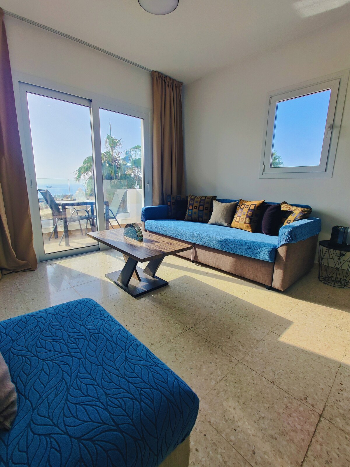 Стилски е опремен со удобен кауч и телевизор со рамен екран на ѕидот за забава. Големите лизгачки врати се отвораат кон приватен балкон, каде што можете да уживате во прекрасниот поглед на морето и да го почувствувате освежителниот ветер.


