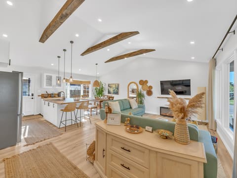 Top Airbnb: Park View Retreat with Hot Tub and King Size Bed in Riverside