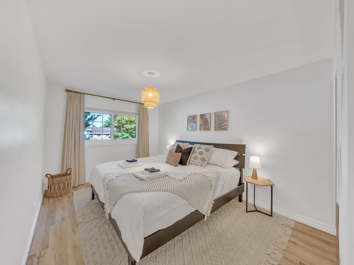 מזרן נוח בגודל קינג סייז של Logan & Cove ווילונות שחורים בהתאמה אישית כדי להבטיח שנת לילה ערבה.