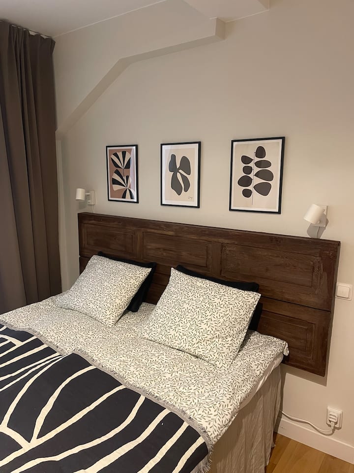 ห้องนอนพร้อมเตียงควีนไซส์ ที่นอนสปริงแบบกล่องแยกกัน 2 อัน (80x200 ซม.) และท็อปเปอร์ที่นอนที่สะดวกสบายเพื่อความสะดวกสบายเป็นพิเศษ โปรดทราบว่าไม่สามารถดึงเตียงออกจากกันได้ ห้องพักยังมีโคมไฟอ่านหนังสือและม่านทึบแสง