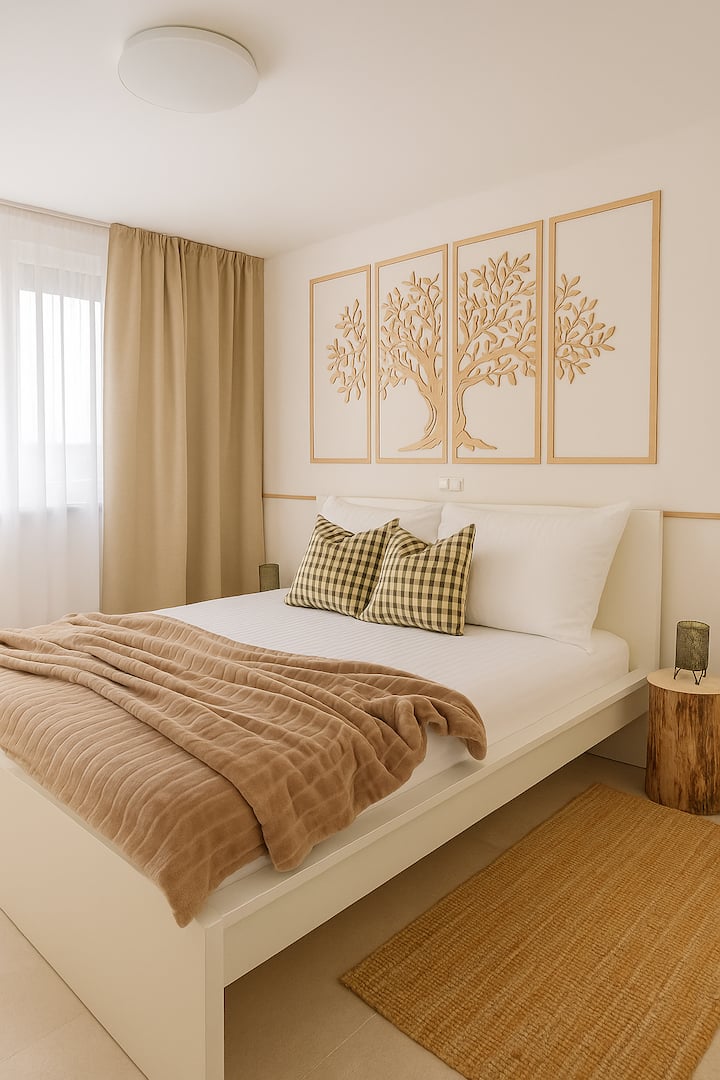 חדר מואר ומסוגנן עם מיטה זוגית נוחה, טלוויזיה חכמה ושולחן עבודה נוח. רק הליכה קצרה מחוף הים וממסעדות מקומיות. מושלם לזוגות או לעובדים מרחוק שמחפשים שהייה רגועה באי.
