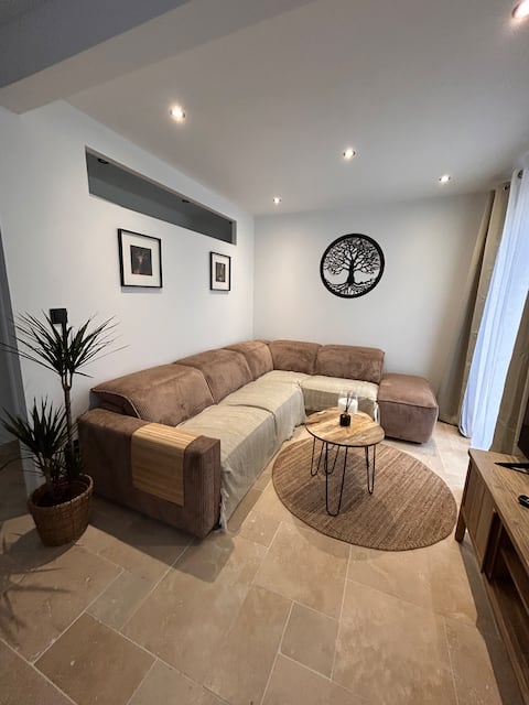 Cozy 6-person house with hot tub