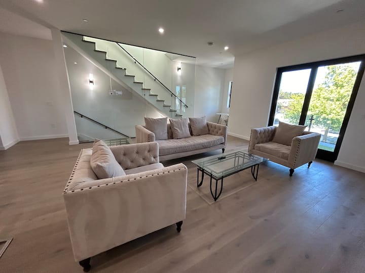 Sleek New Townhouse: Sleeps 11 Workspace & Patio - Belmont, CA