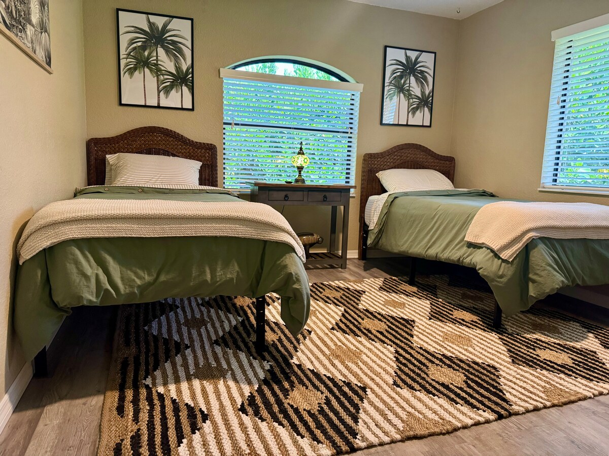 שתי מיטות זוגיות מקסימות מעוצבות בעיצוב של פלורידה הישנה, ומביאות מגע של אלגנטיות וינטג' לנכס!