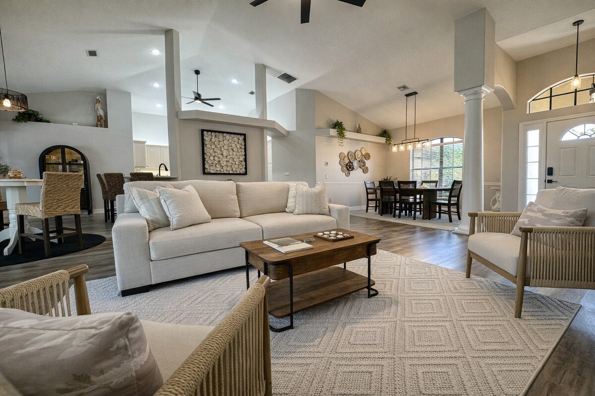 אזור מגורים מרווח ופתוח עם תקרות מקומרות, ריהוט אופנתי וזרימה חלקה בין הסלון, פינת האוכל והמטבח - מושלם למנוחה או להתכנסות.