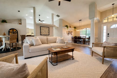 Top Airbnb: Private Heated Pool + Swim-Up Bar • Mins to Beach in Grove City