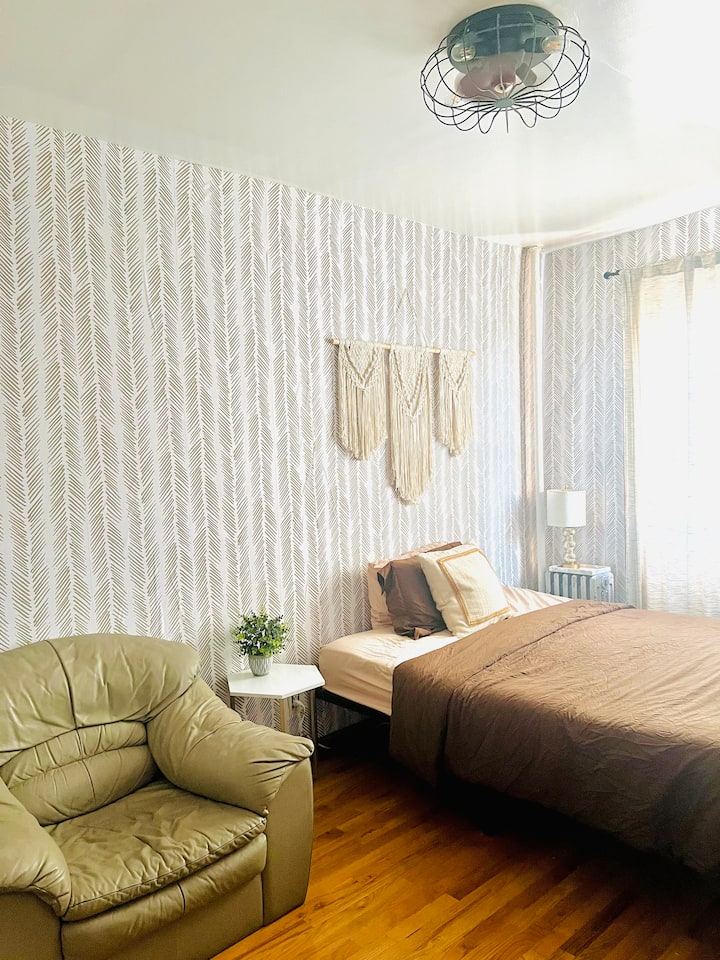 Enorme ventana y un ventilador de techo vintage con 3 ajustes