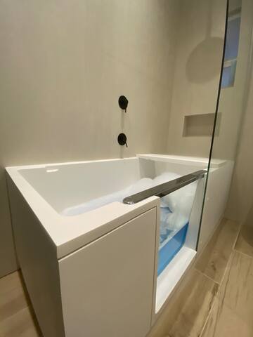 Family flat, great location! gallery image 3