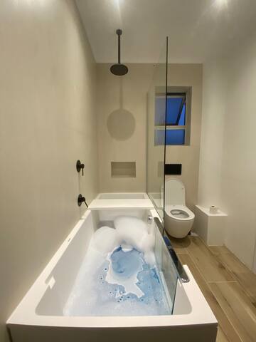 Family flat, great location! gallery image 5