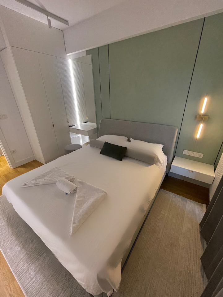 Luxury Top-Floor 1BR w/ Balcony