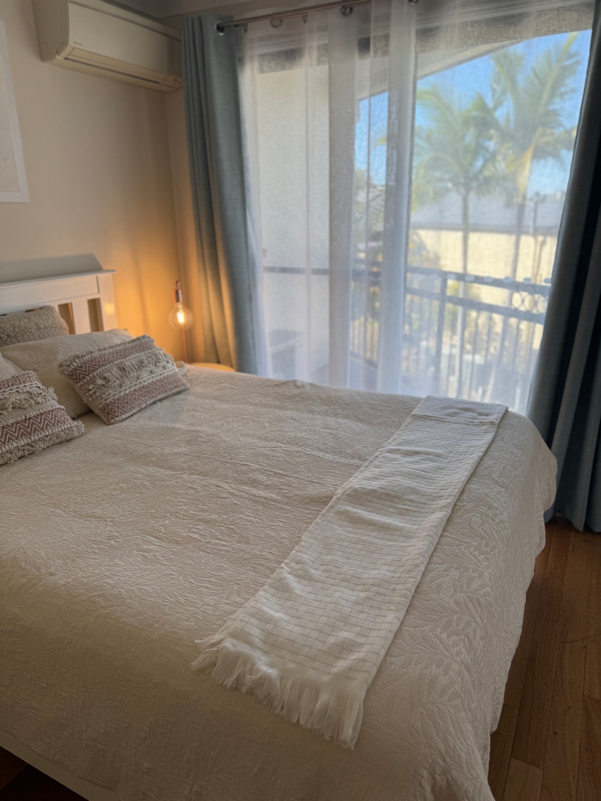 חדר שינה ראשי עם חלוק הליכה ומרפסת פרטית. מיטת קווין ומזרן נוח