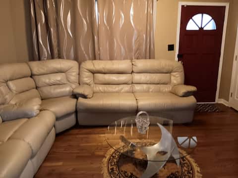 Top Airbnb: Martin's Get A Way near Six Flags & Braves Stadium in Mableton