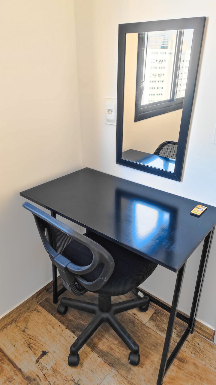 โต๊ะทำงานและเก้าอี้สำนักงานพร้อมเต้ารับแล็ปท็อปและกระจกสำหรับแต่งหน้า