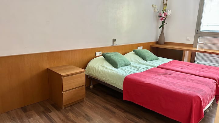 2 ერთადგილიანი საწოლი, ერთად ან ცალ-ცალკე. 