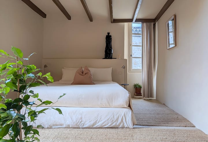 Suita kryesore me hapësirë të bollshme