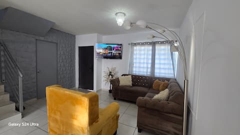 Top Airbnb: Secure house in a private community with a pool in Valle Alto Verd in La Conquista