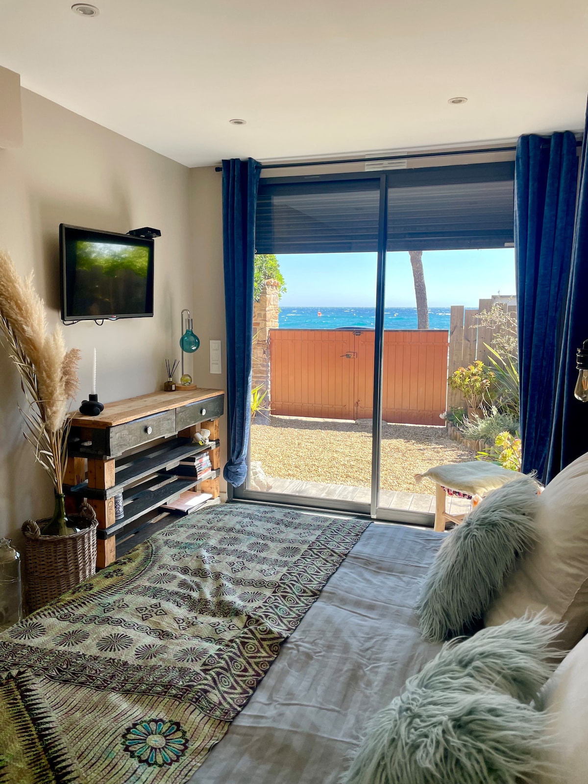 Ზღვის ხედი საძინებლიდან 2 