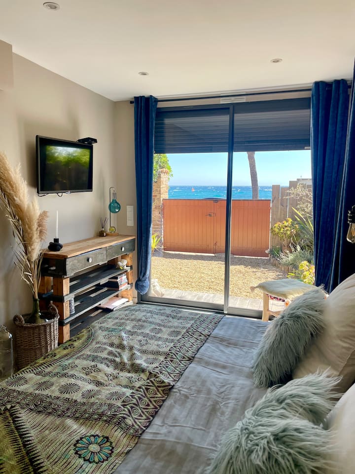 Изглед към морето от спалня 2 