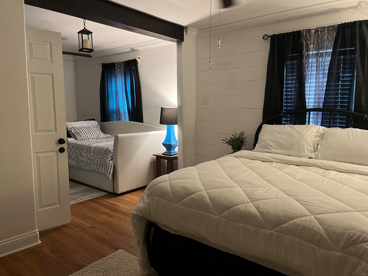 Master suite - traagschuimmatras, Serta kussens - 100% katoen of bamboe lakens - Serta dekbedden 
Extra grote slaapbank voor twee personen - met uitklapbaar bed - traagschuimmatras, Serta-kussens - 100% katoen of bamboe lakens - Serta-dekbedden 