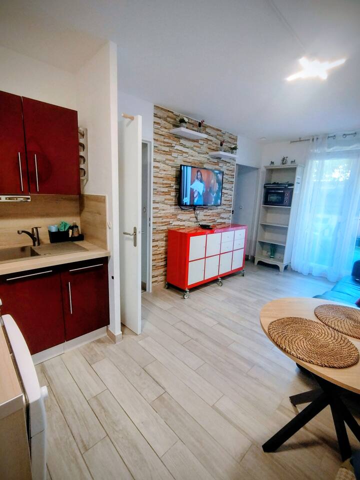 sala de estar com um novo sofá Rapido que pode ser usado como uma cama para 1 ou 2 pessoas