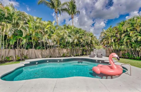 Private Palm Oasis Backyard- Pool- King Beds