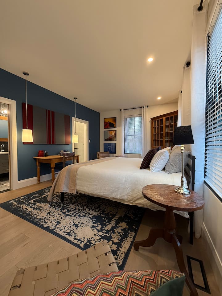 1st Floor Ensuite Bedroom Near Downtown Kingston - Kingston